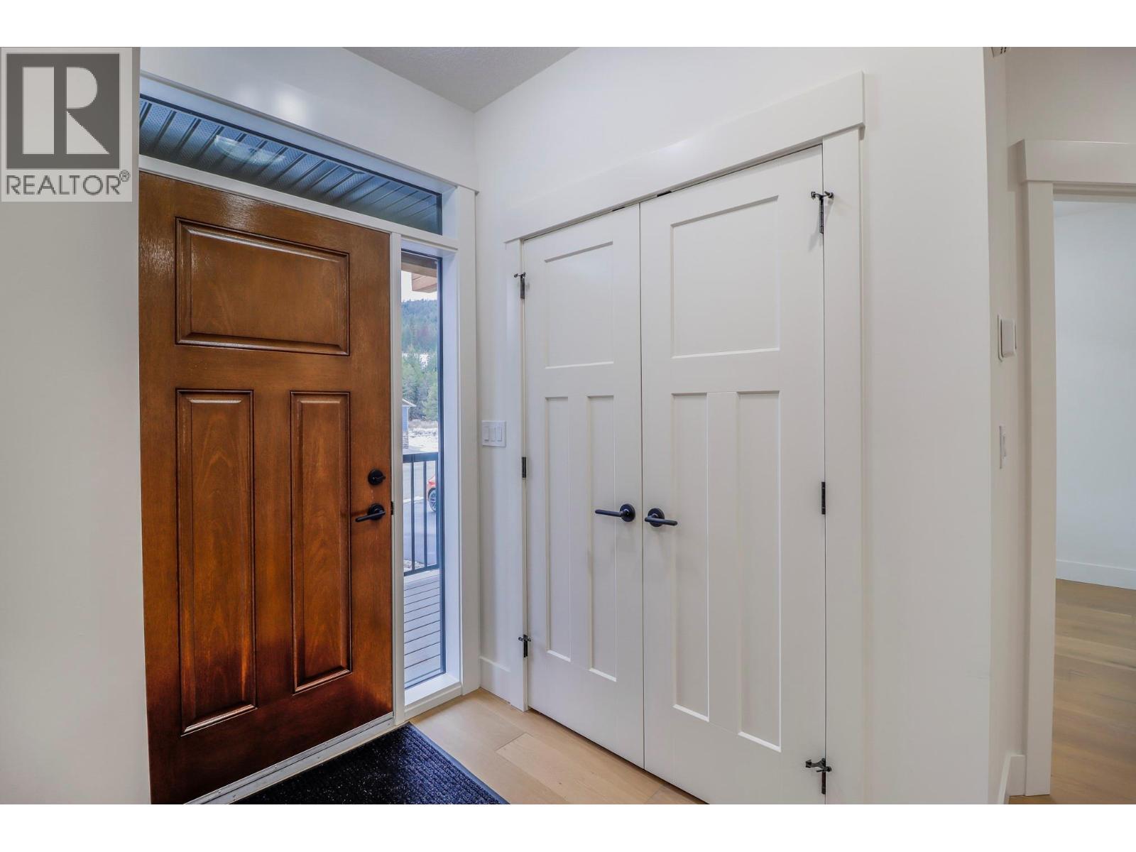 128 Shadow Mountain Boulevard, Cranbrook, BC - Indoor Photo Showing Kitchen With Stainless Steel Kitchen