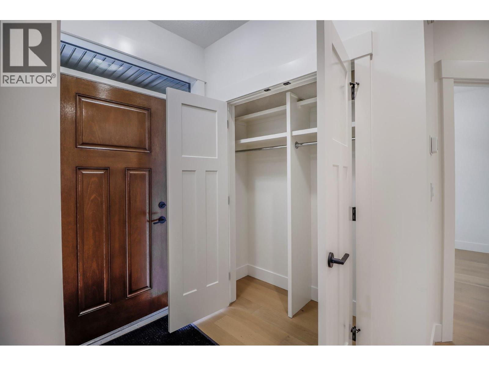 128 Shadow Mountain Boulevard, Cranbrook, BC - Indoor Photo Showing Kitchen With Double Sink