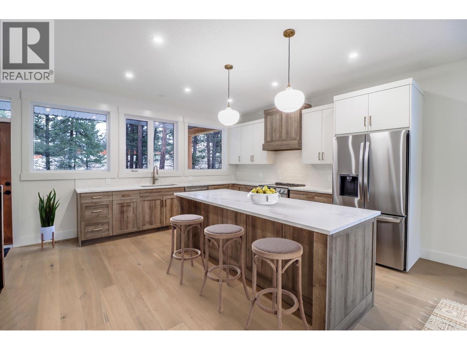 128 Shadow Mountain Boulevard, Cranbrook, BC - Indoor Photo Showing Kitchen