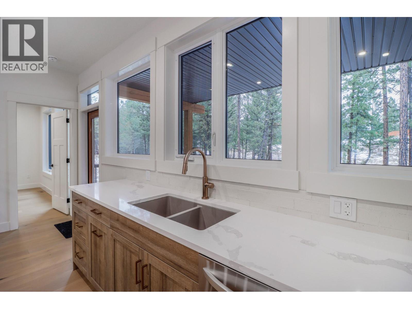 128 Shadow Mountain Boulevard, Cranbrook, BC - Indoor Photo Showing Bedroom