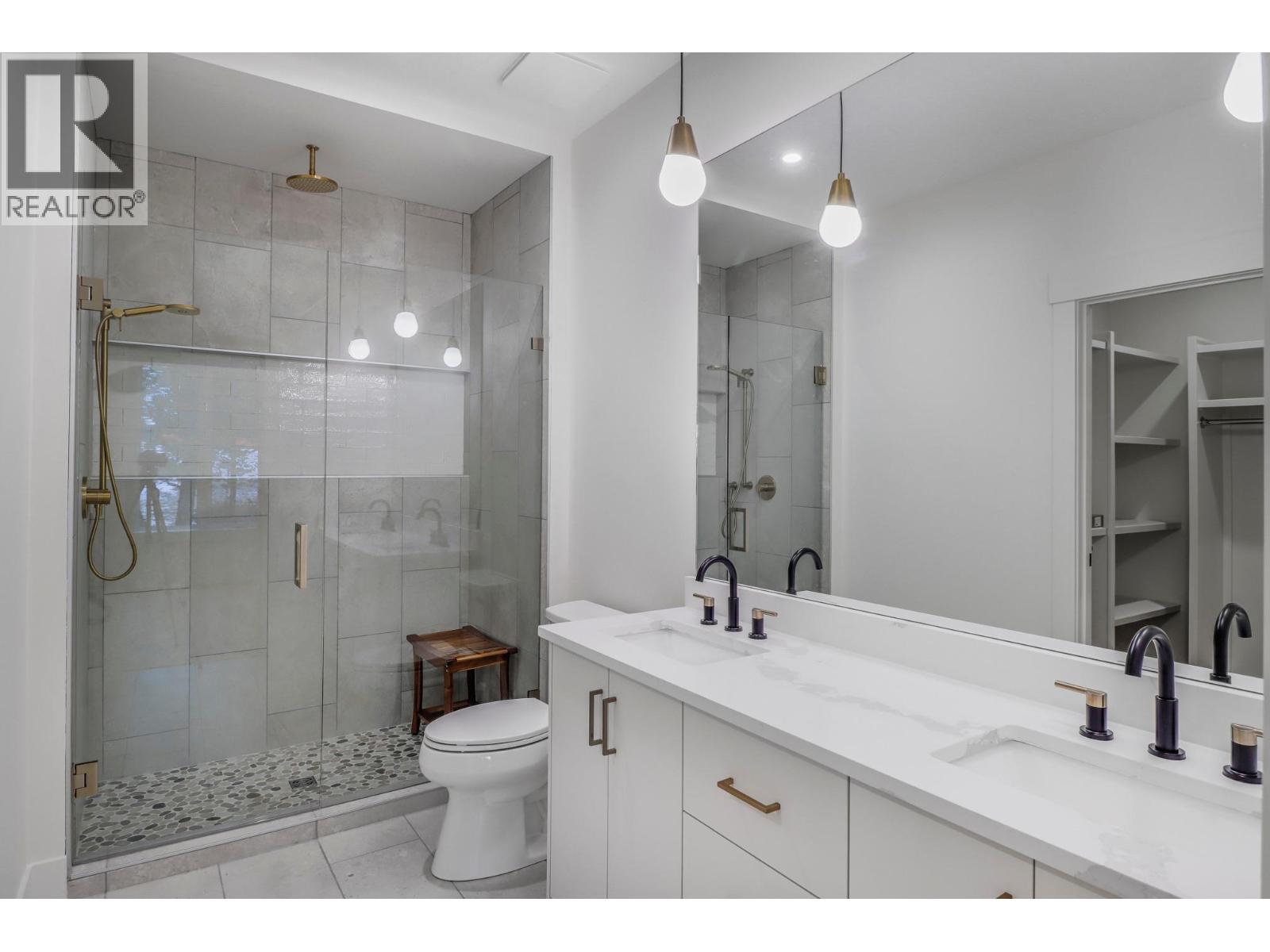 main floor half bathroom - 128 Shadow Mountain Boulevard, Cranbrook, BC - Indoor Photo Showing Bathroom