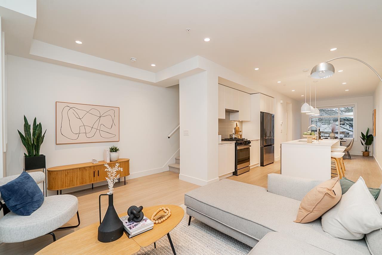 107 5330 198 Street, Langley, BC - Indoor Photo Showing Living Room