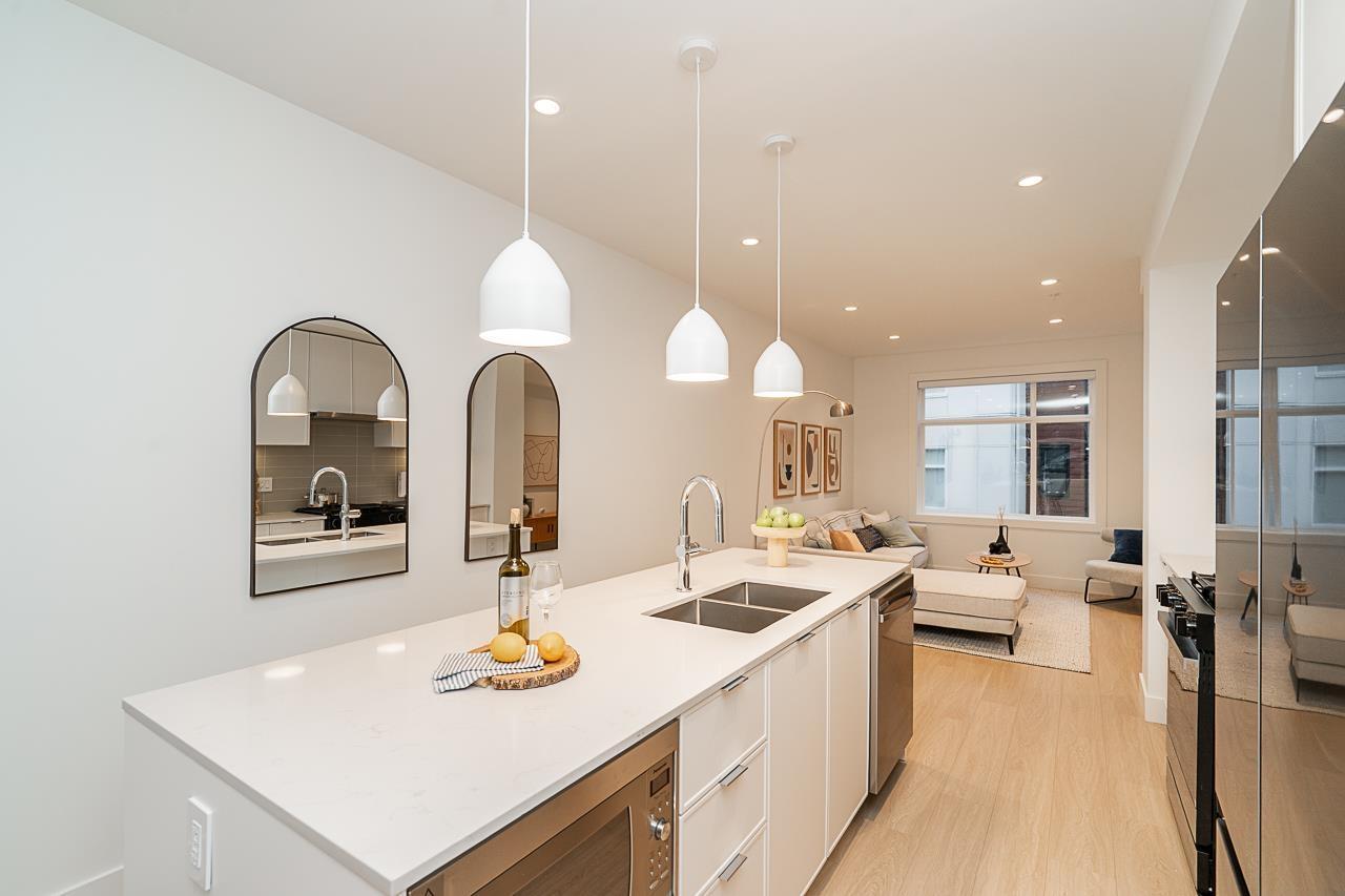 107 5330 198 Street, Langley, BC - Indoor Photo Showing Kitchen With Double Sink With Upgraded Kitchen
