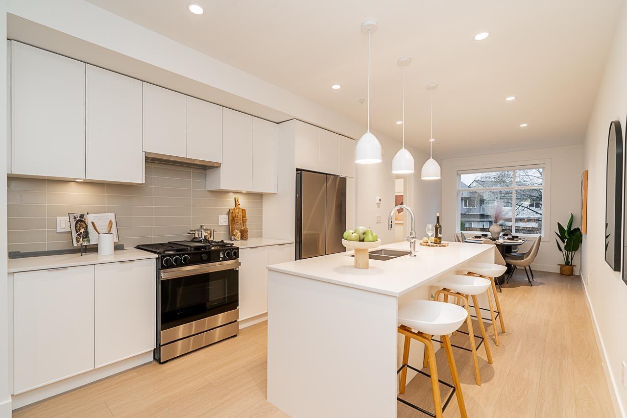 107 5330 198 Street, Langley, BC - Indoor Photo Showing Kitchen With Upgraded Kitchen