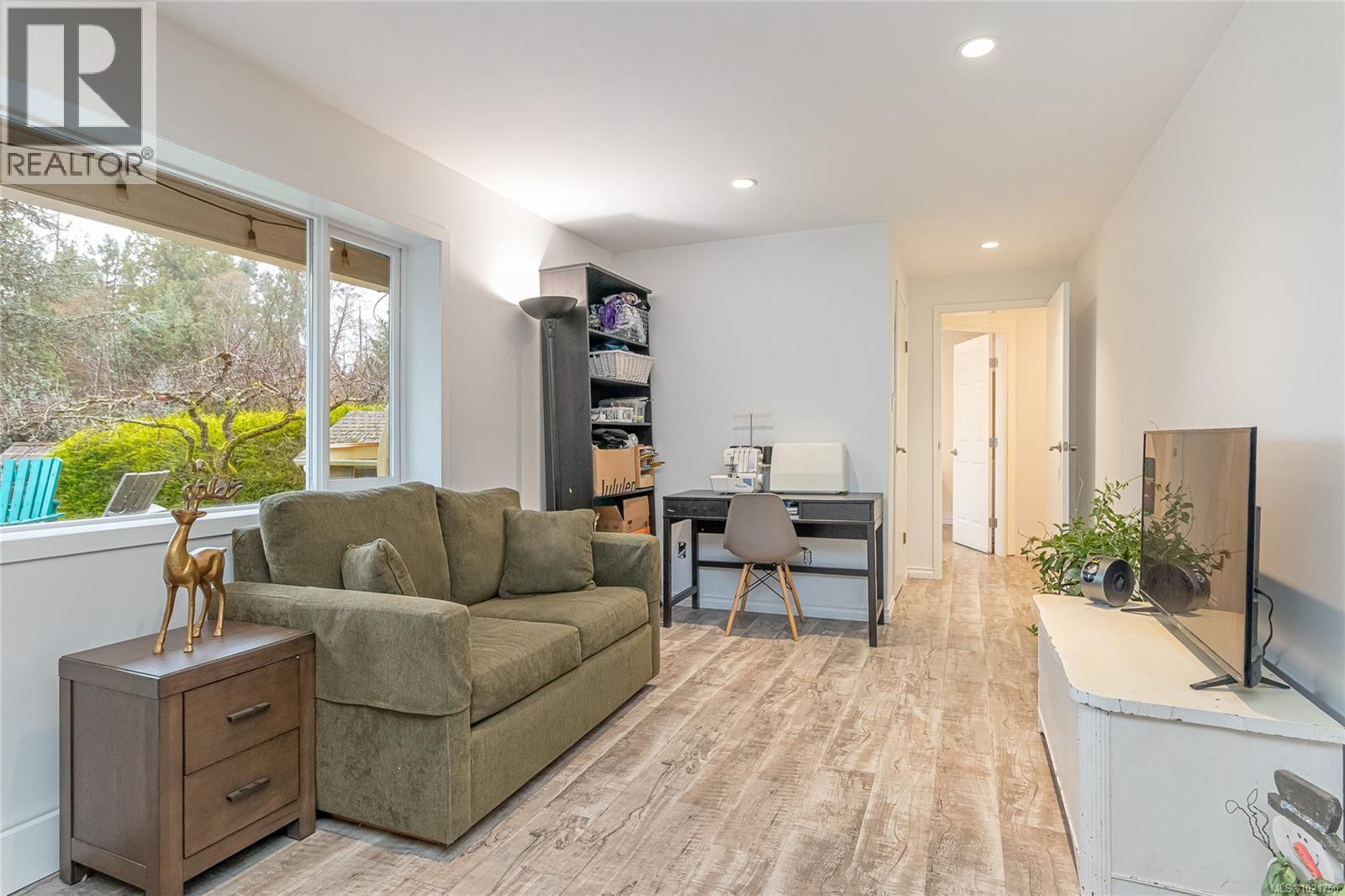 1850 Delanice Way, Nanoose Bay, BC - Indoor Photo Showing Living Room