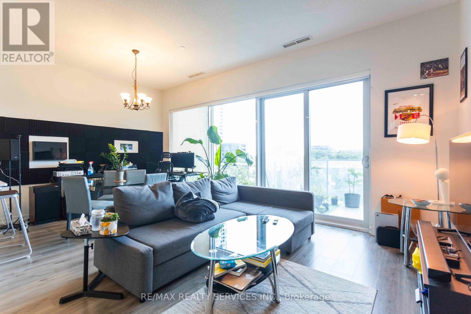 403 - 20 Tubman Avenue, Toronto, ON - Indoor Photo Showing Living Room