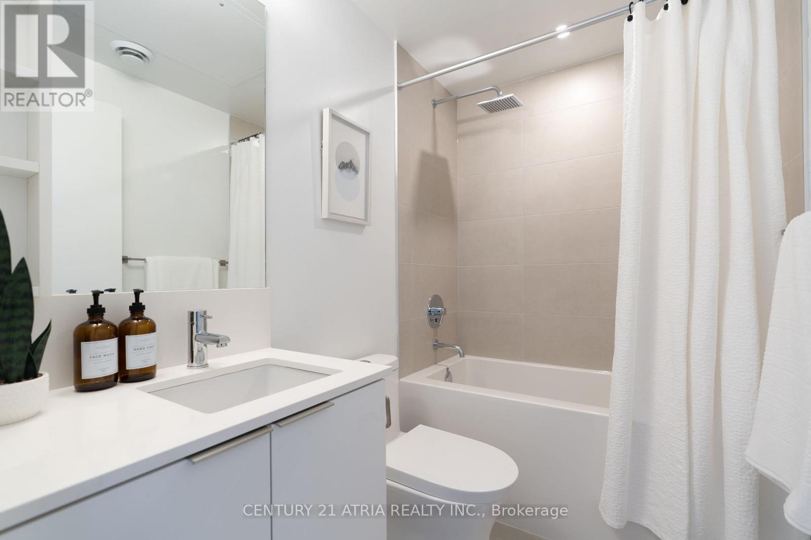 2501 - 8 Wellesley Street W, Toronto, ON - Indoor Photo Showing Bathroom