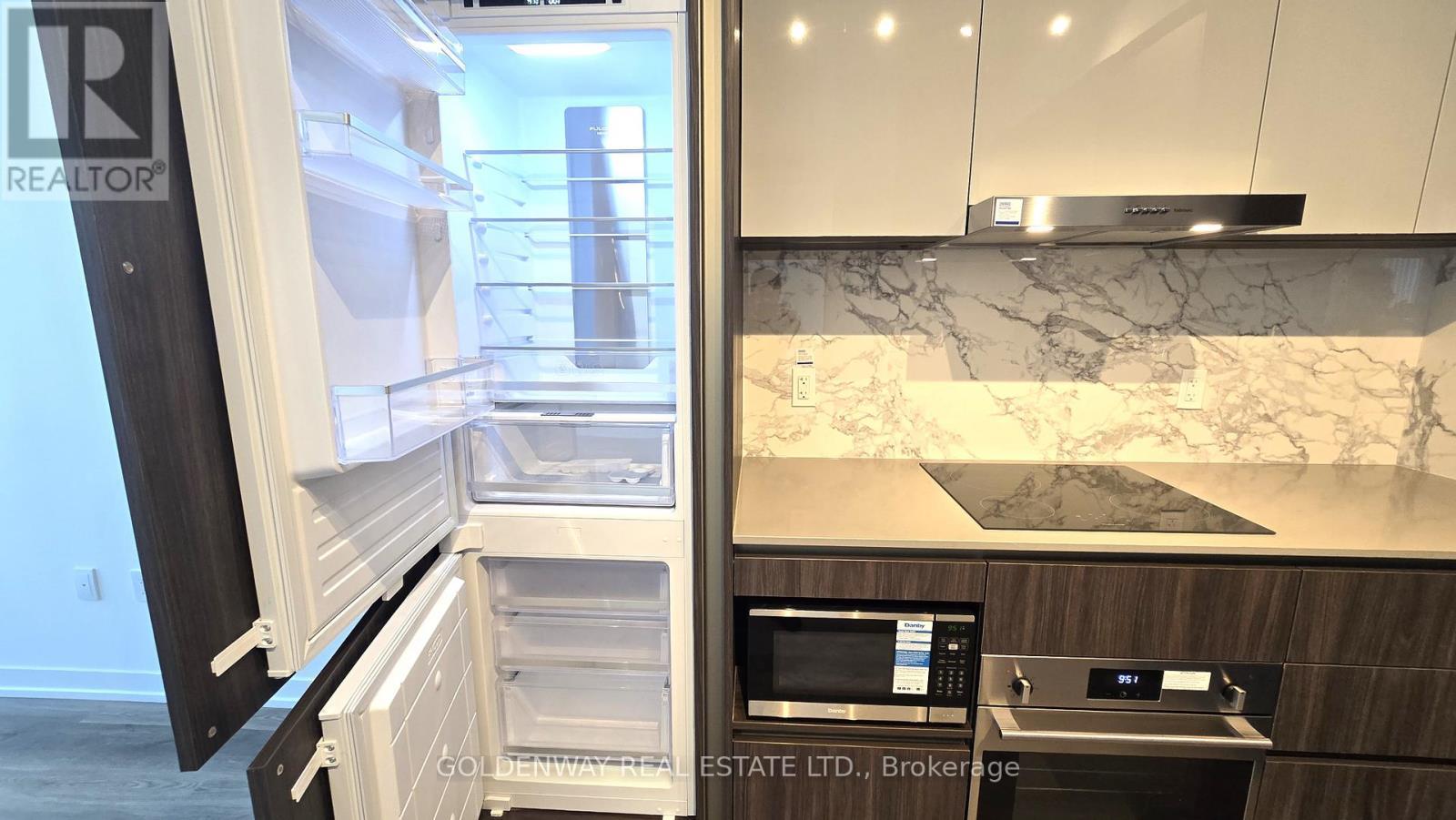 4515 - 8 Interchange Way, Vaughan, ON - Indoor Photo Showing Kitchen