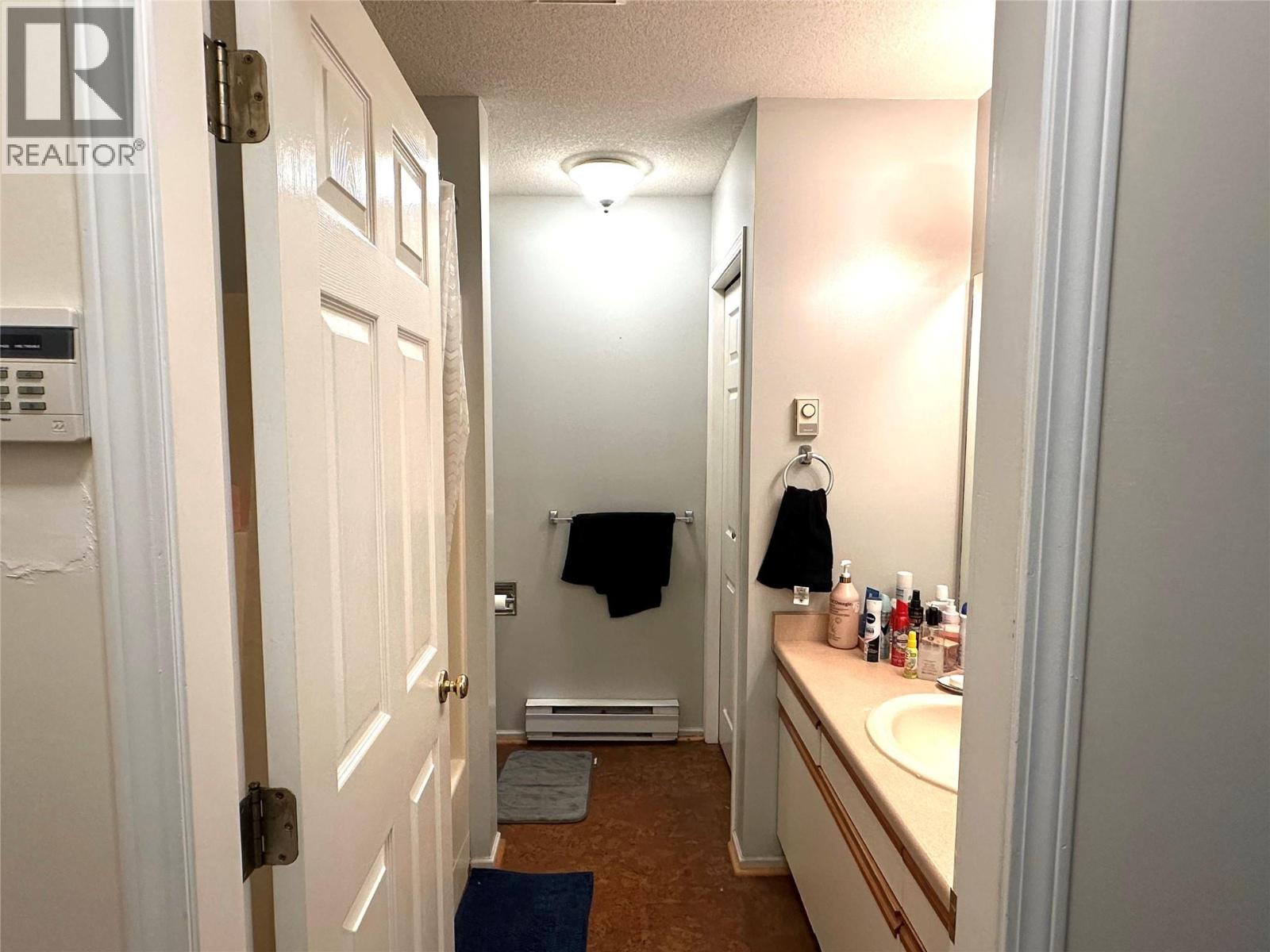 573 10Th Avenue Unit# 2, Castlegar, BC - Indoor Photo Showing Bathroom