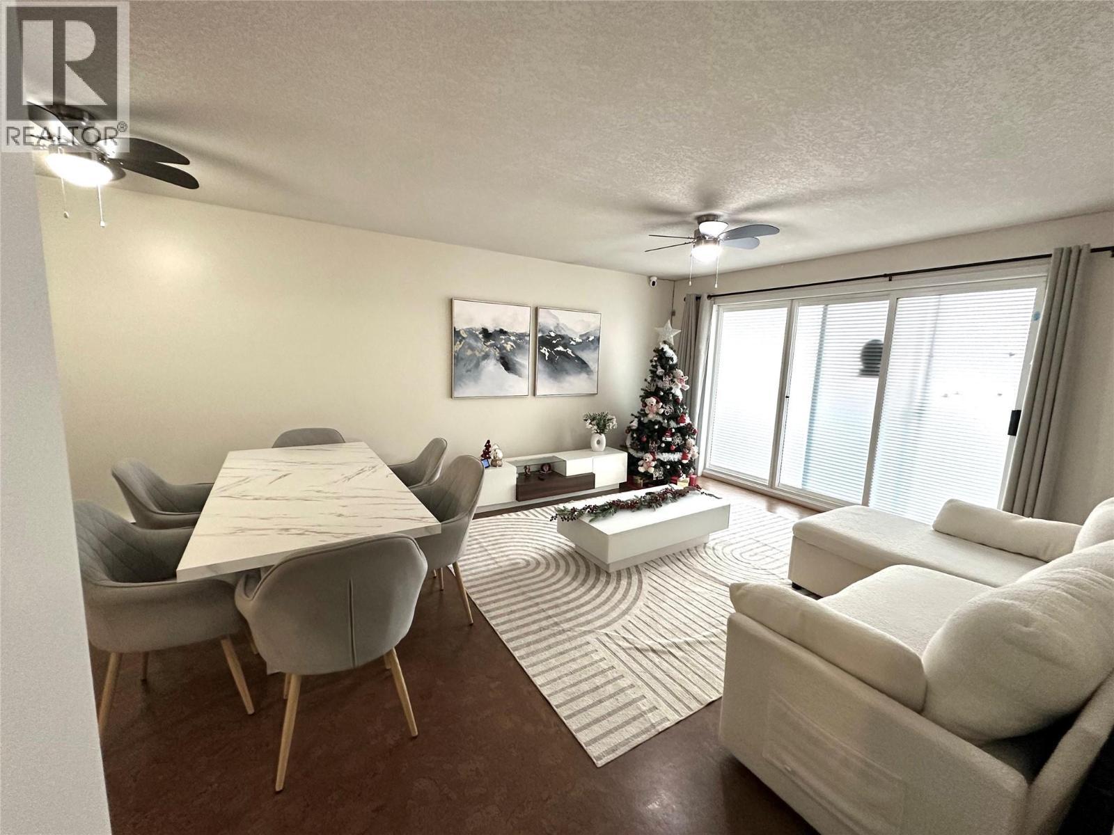 573 10Th Avenue Unit# 2, Castlegar, BC - Indoor Photo Showing Living Room