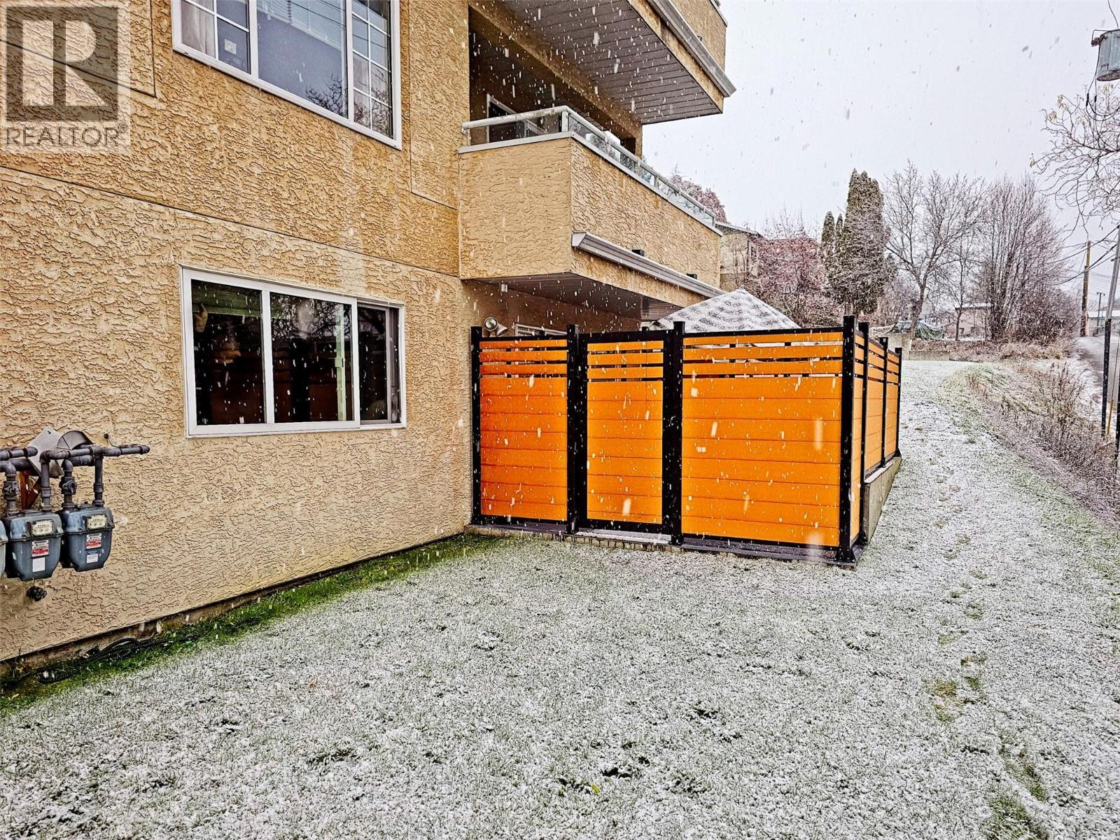 573 10Th Avenue Unit# 2, Castlegar, BC - Outdoor With Exterior