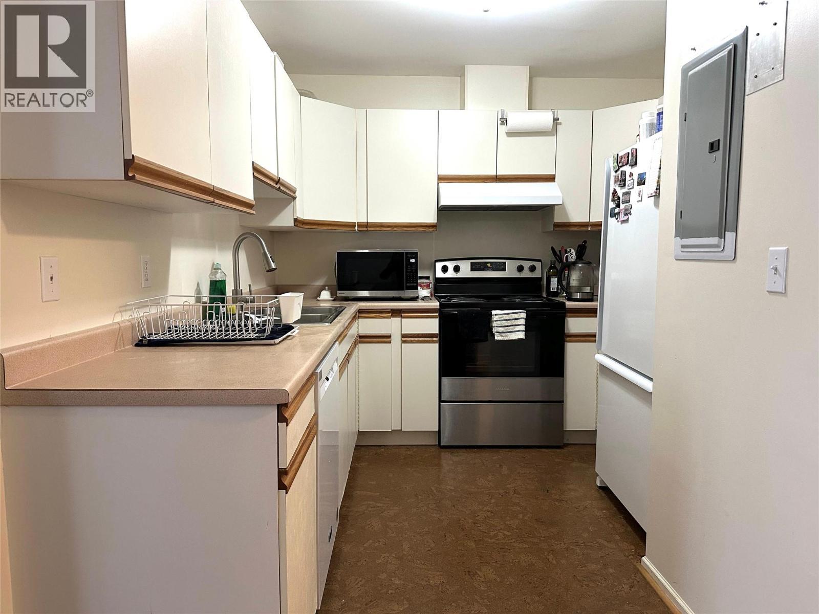 573 10Th Avenue Unit# 2, Castlegar, BC - Indoor Photo Showing Kitchen