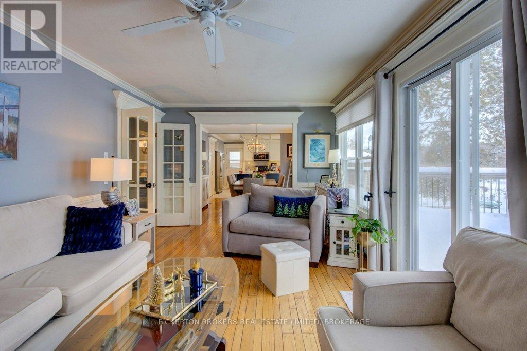 4 Lakeview Drive, Westport, ON - Indoor Photo Showing Living Room