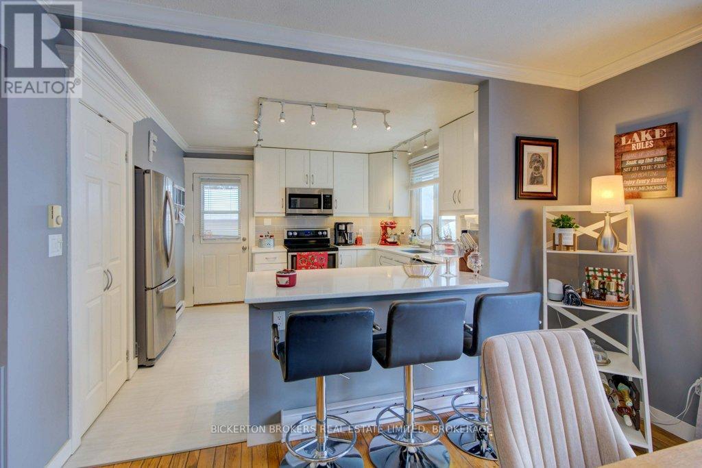 4 Lakeview Drive, Westport, ON - Indoor Photo Showing Kitchen