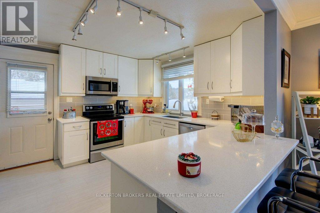 4 Lakeview Drive, Westport, ON - Indoor Photo Showing Kitchen