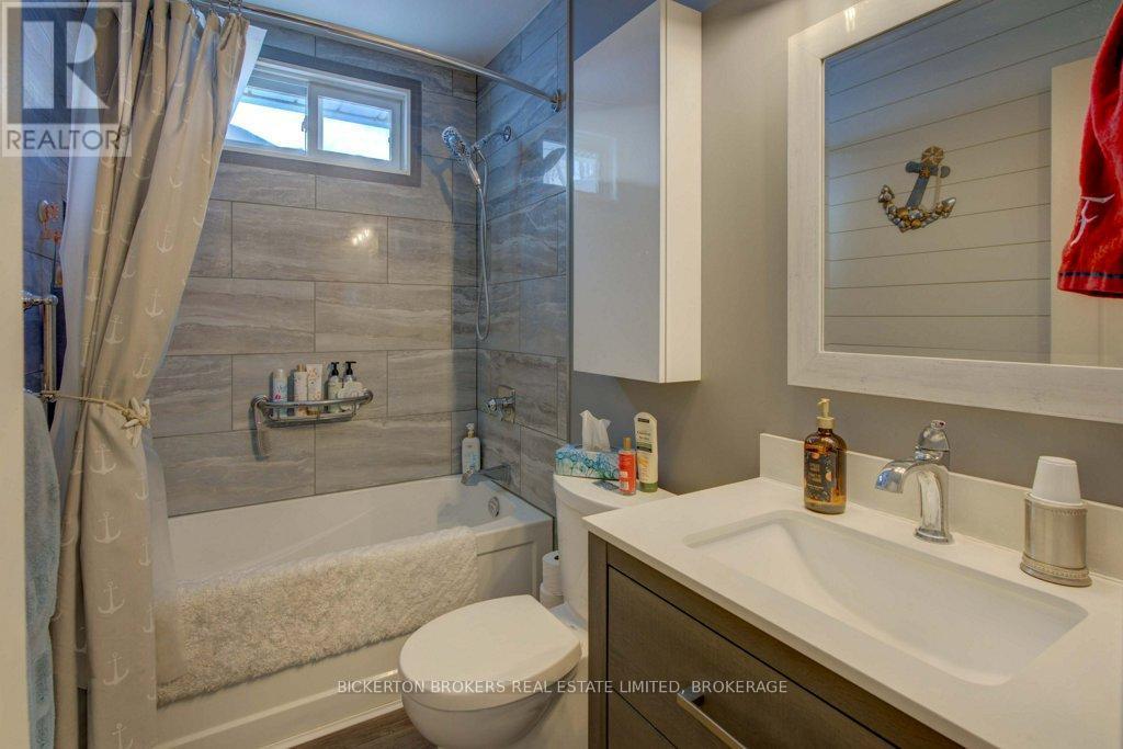 4 Lakeview Drive, Westport, ON - Indoor Photo Showing Bathroom