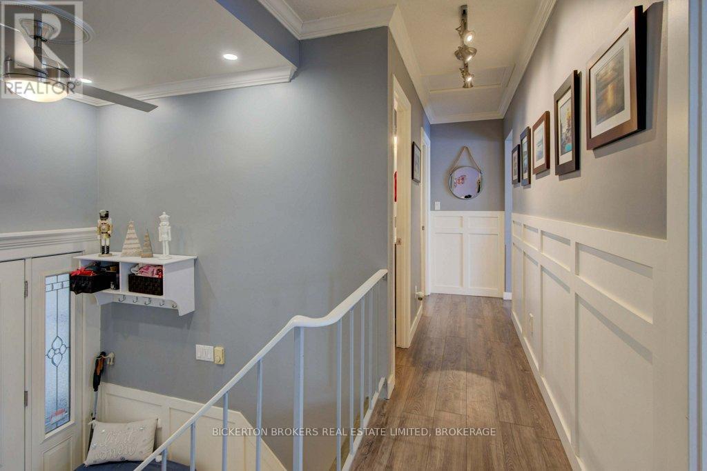 4 Lakeview Drive, Westport, ON - Indoor Photo Showing Other Room