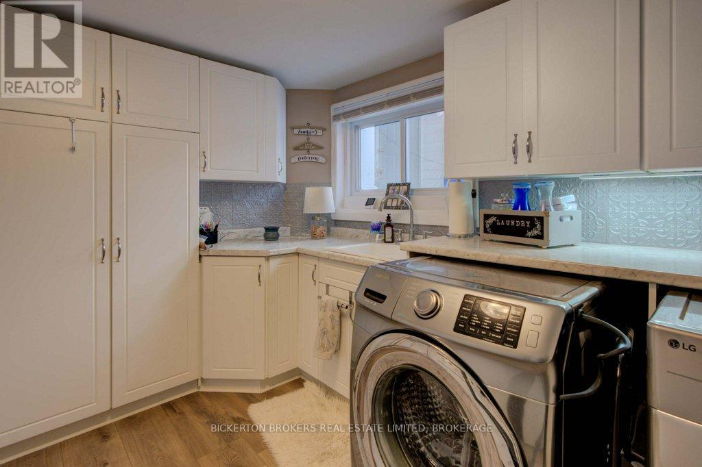4 Lakeview Drive, Westport, ON - Indoor Photo Showing Laundry Room