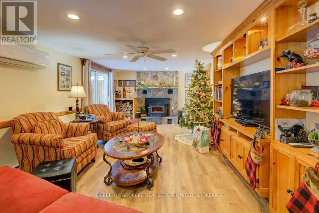 4 Lakeview Drive, Westport, ON - Indoor Photo Showing Living Room With Fireplace