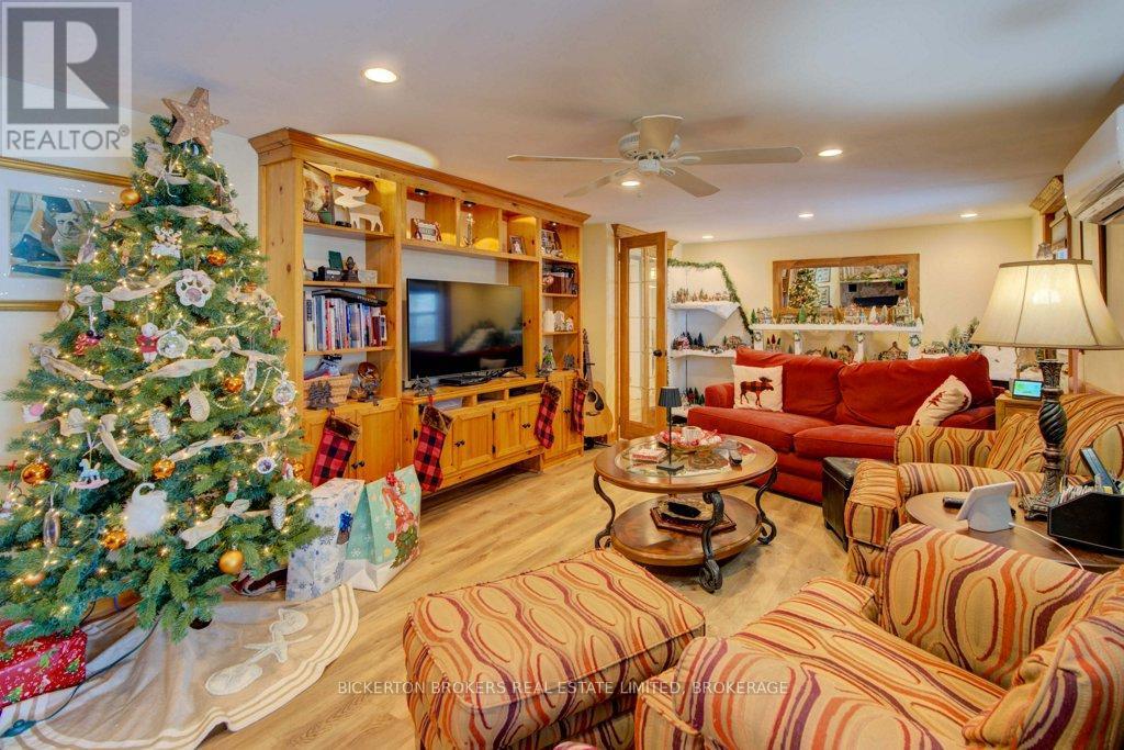 4 Lakeview Drive, Westport, ON - Indoor Photo Showing Living Room