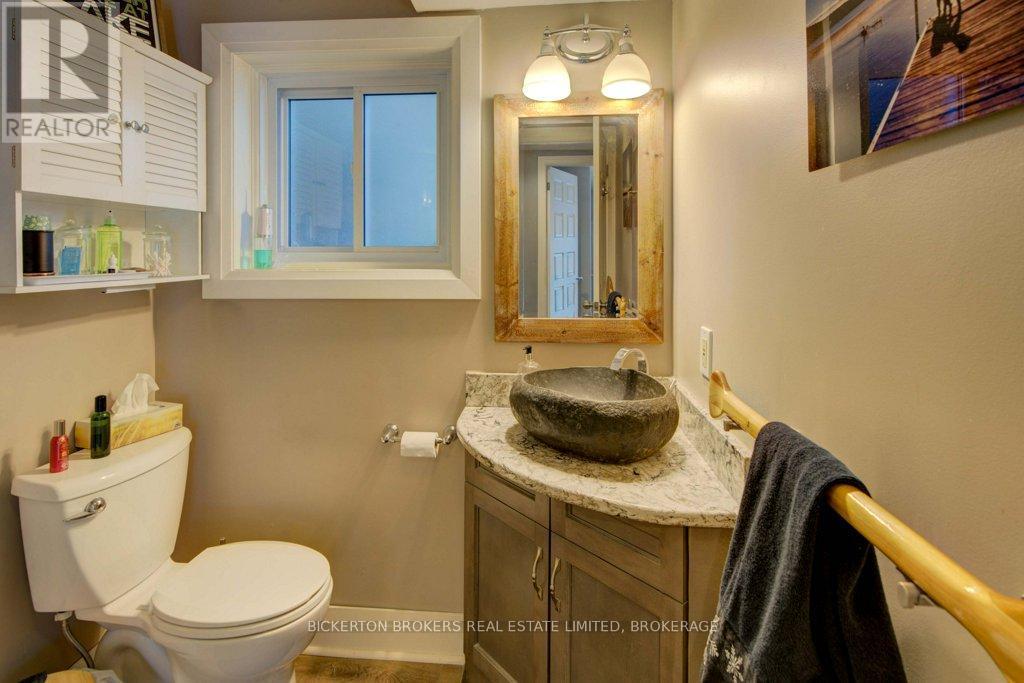 4 Lakeview Drive, Westport, ON - Indoor Photo Showing Bathroom