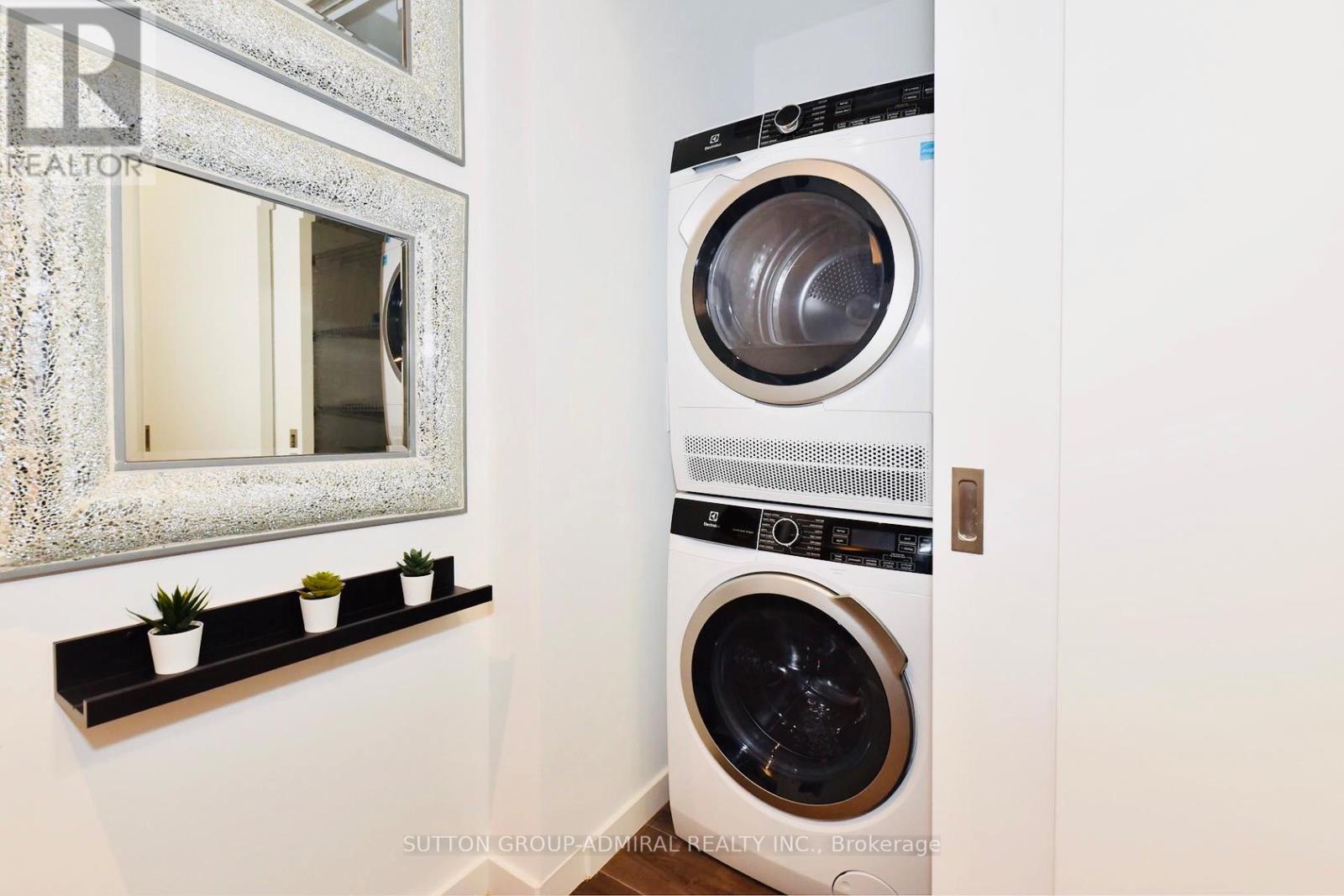 404 - 7 Smith Crescent, Toronto, ON - Indoor Photo Showing Laundry Room