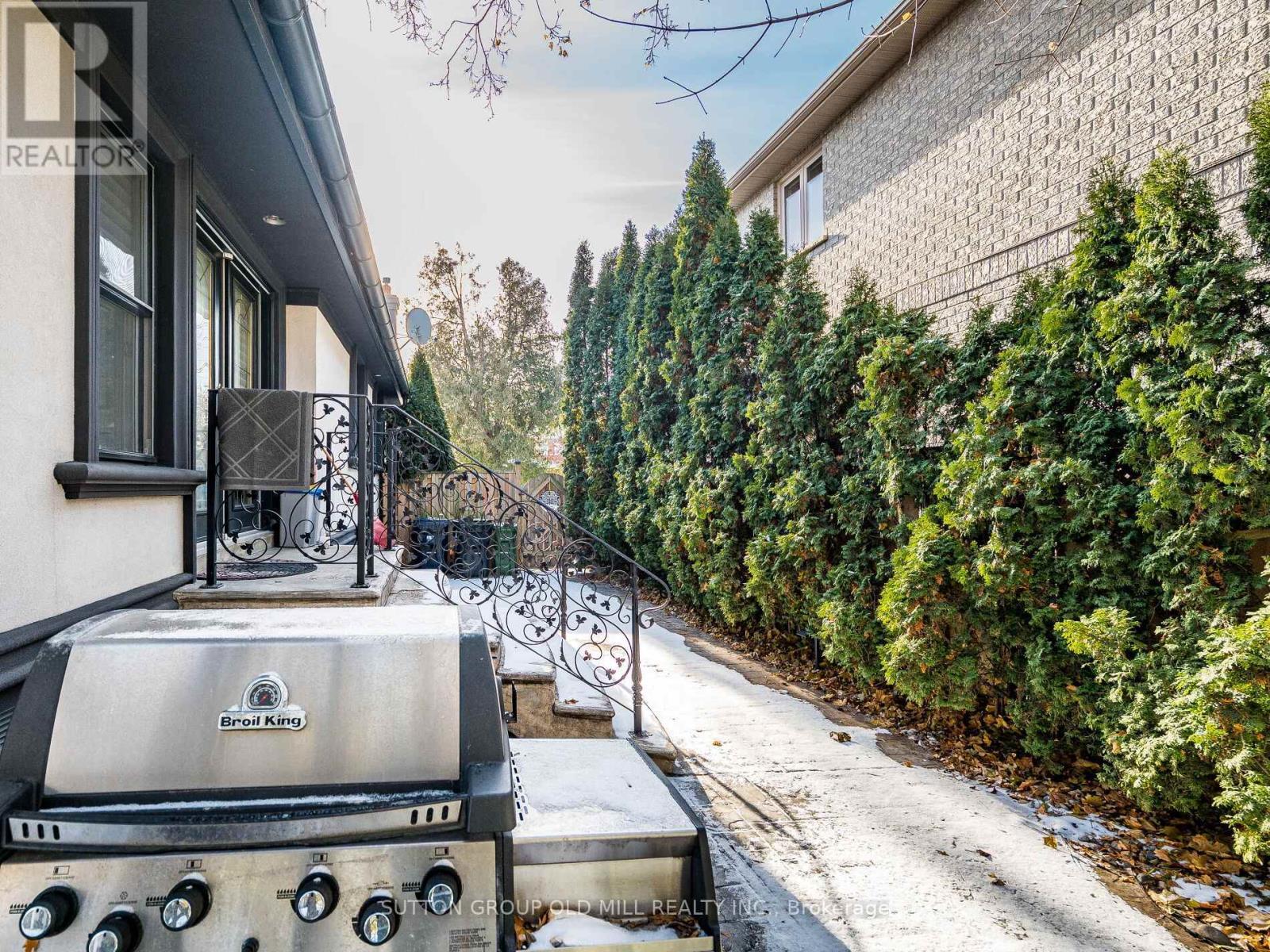 24 Cowley Avenue, Toronto, ON - Outdoor