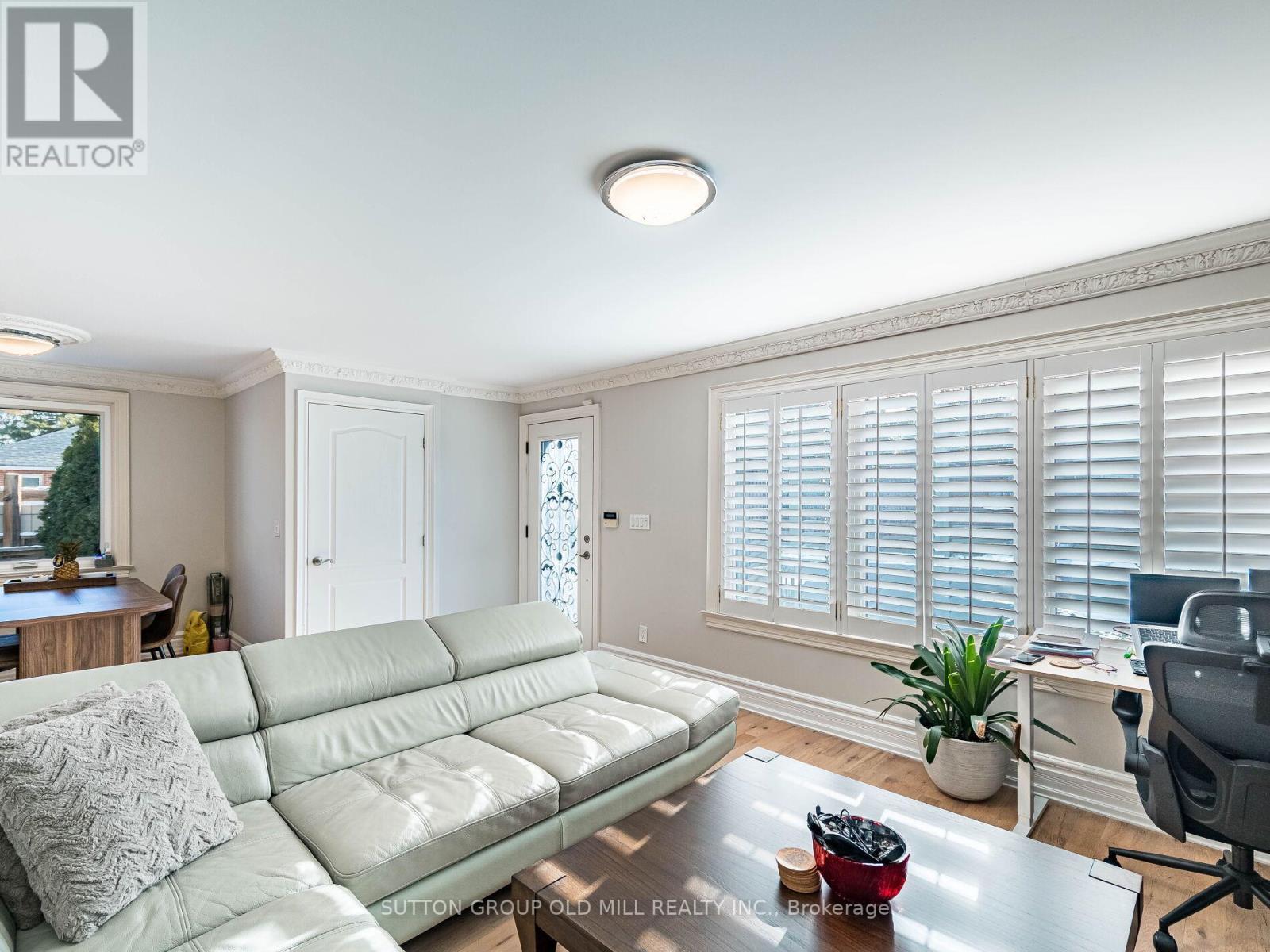 24 Cowley Avenue, Toronto, ON - Indoor Photo Showing Living Room