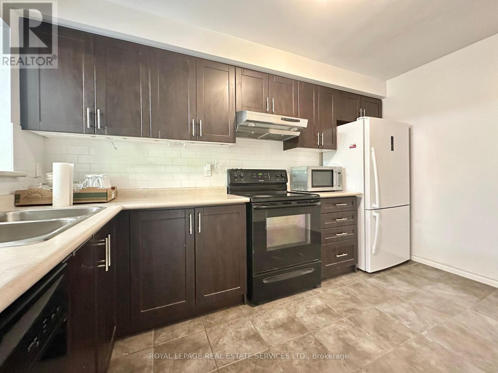 39 - 4600 Kimbermount Avenue, Mississauga, ON - Indoor Photo Showing Kitchen With Double Sink