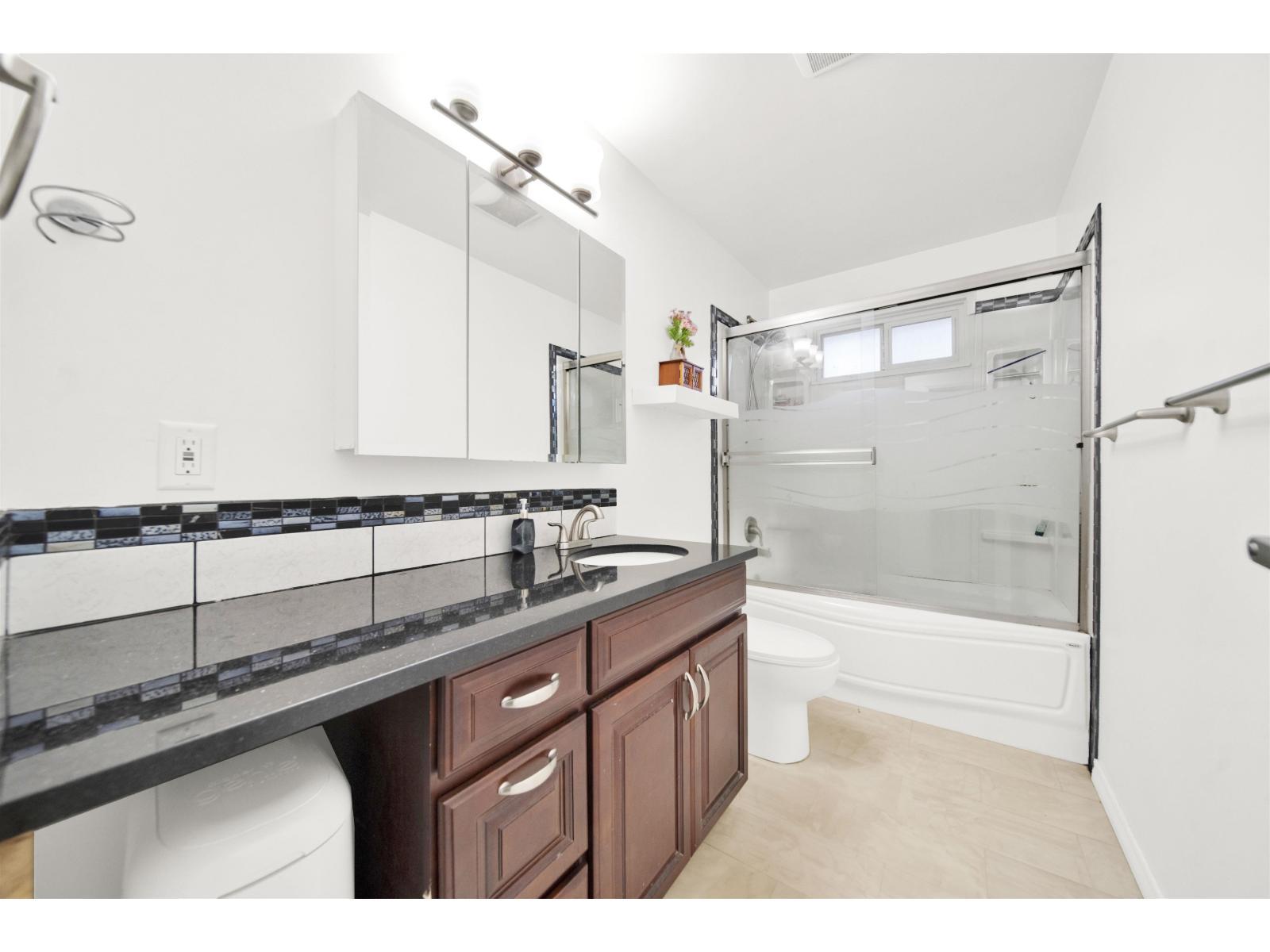 6369 173A Street, Surrey, BC - Indoor Photo Showing Bathroom