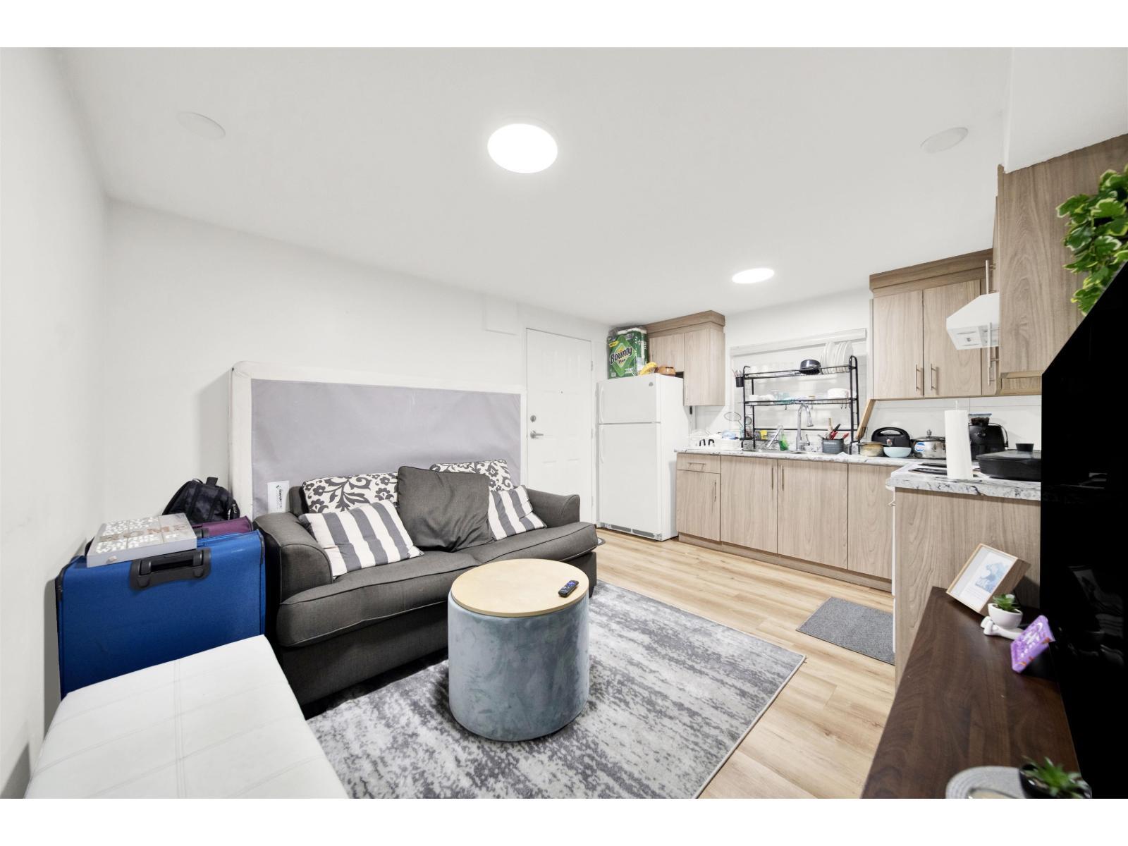 6369 173A Street, Surrey, BC - Indoor Photo Showing Living Room