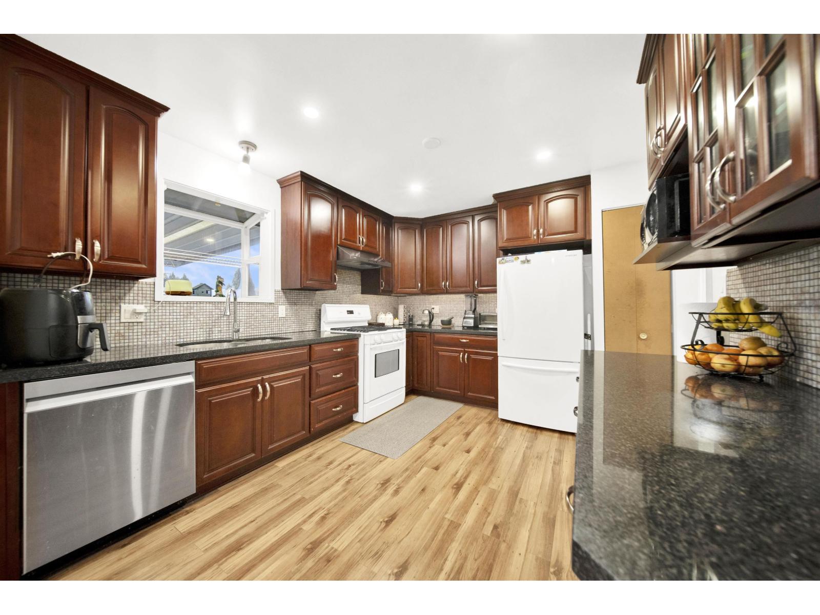 6369 173A Street, Surrey, BC - Indoor Photo Showing Kitchen
