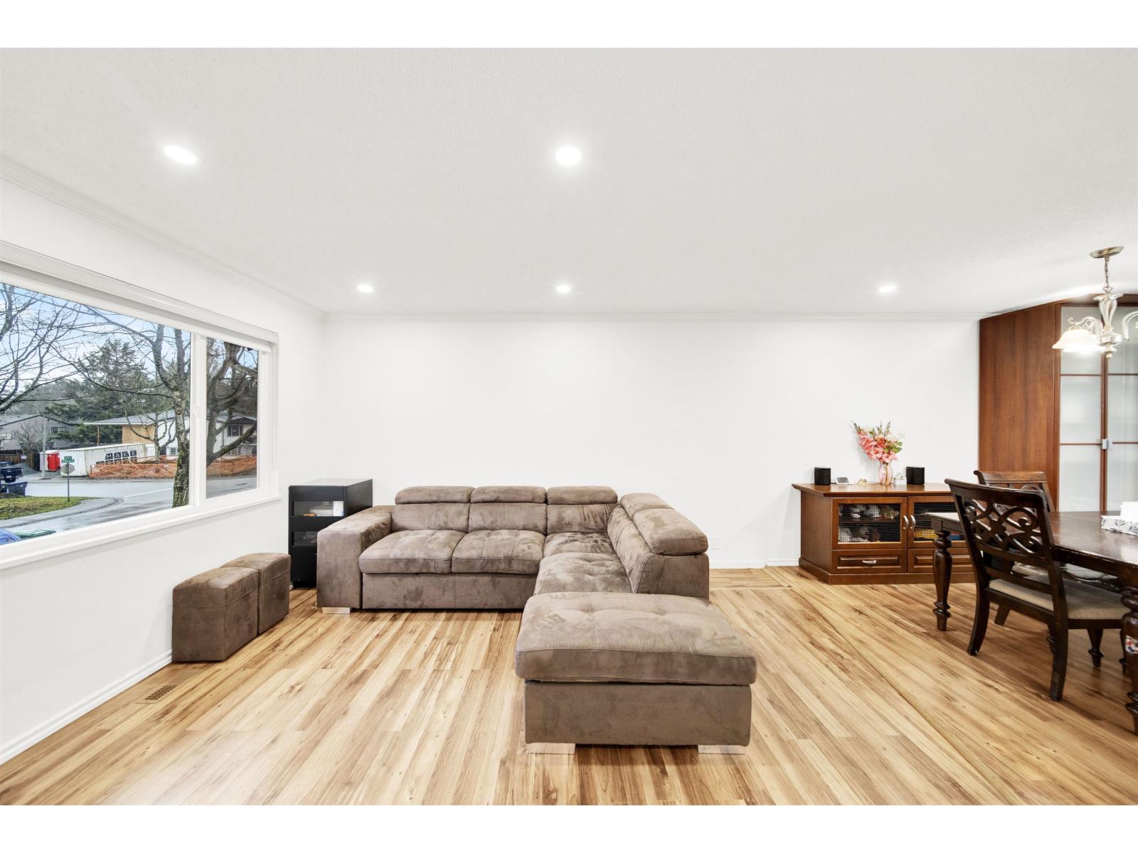 6369 173A Street, Surrey, BC - Indoor Photo Showing Living Room