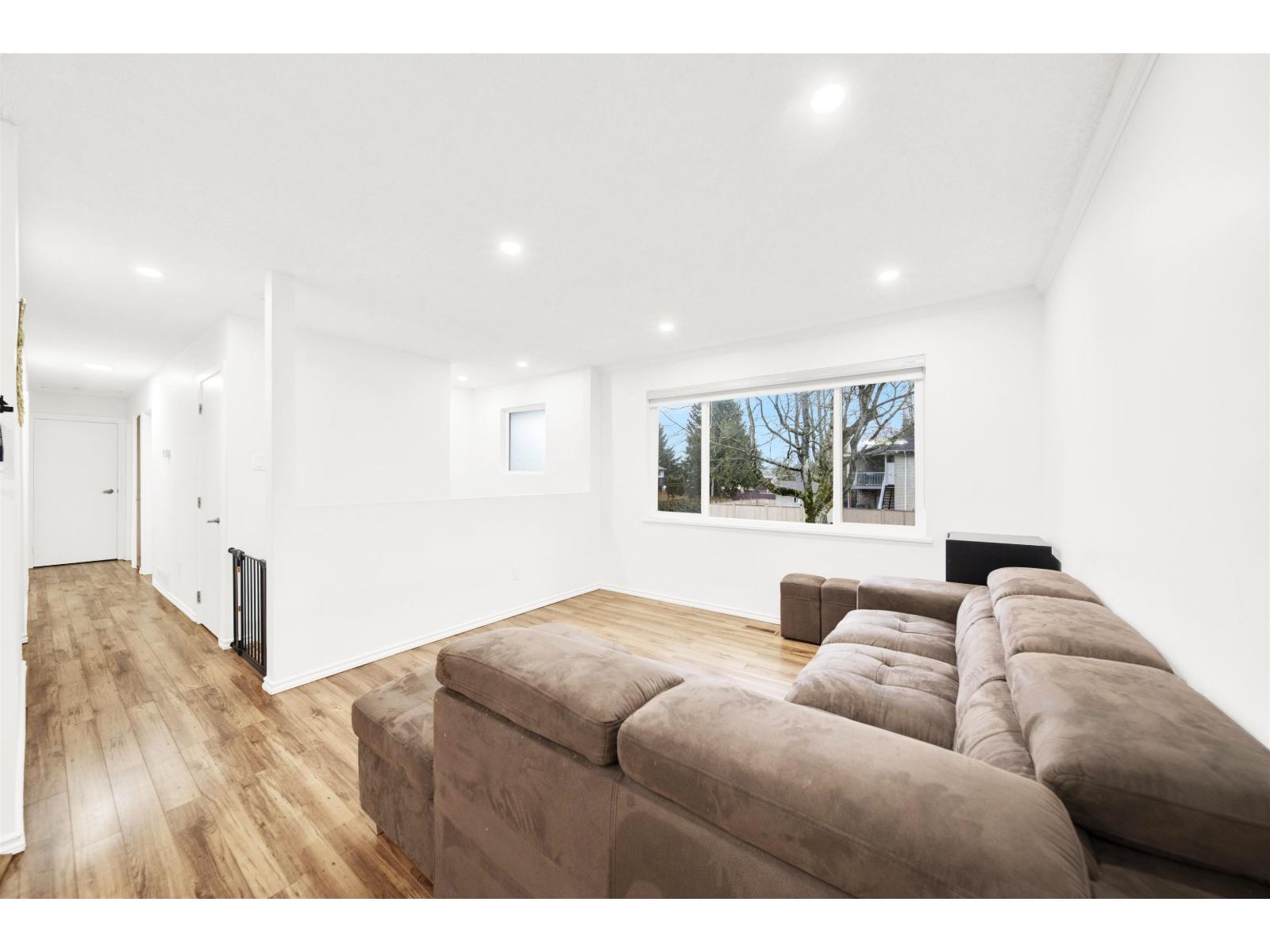 6369 173A Street, Surrey, BC - Indoor Photo Showing Living Room