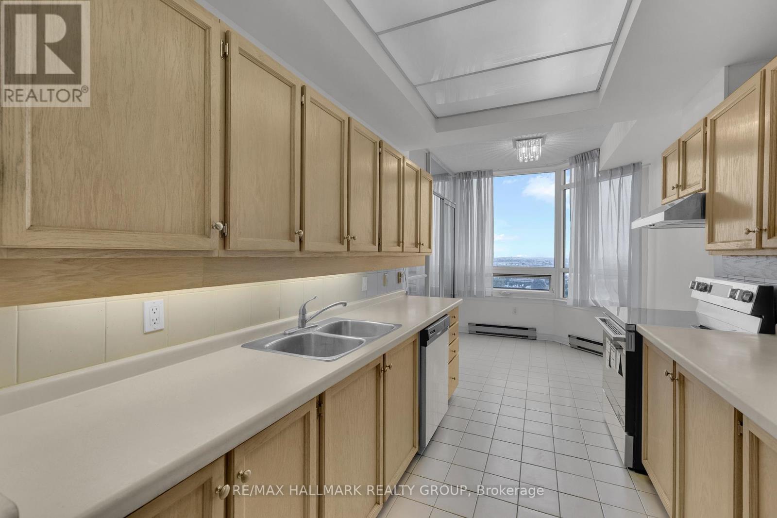 2204 - 1480 Riverside Drive, Ottawa, ON - Indoor Photo Showing Kitchen With Double Sink