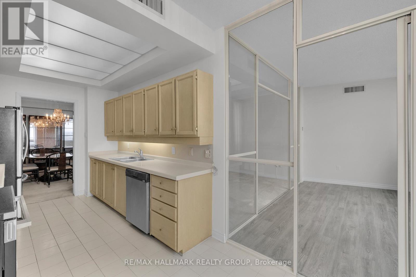 2204 - 1480 Riverside Drive, Ottawa, ON - Indoor Photo Showing Kitchen With Double Sink