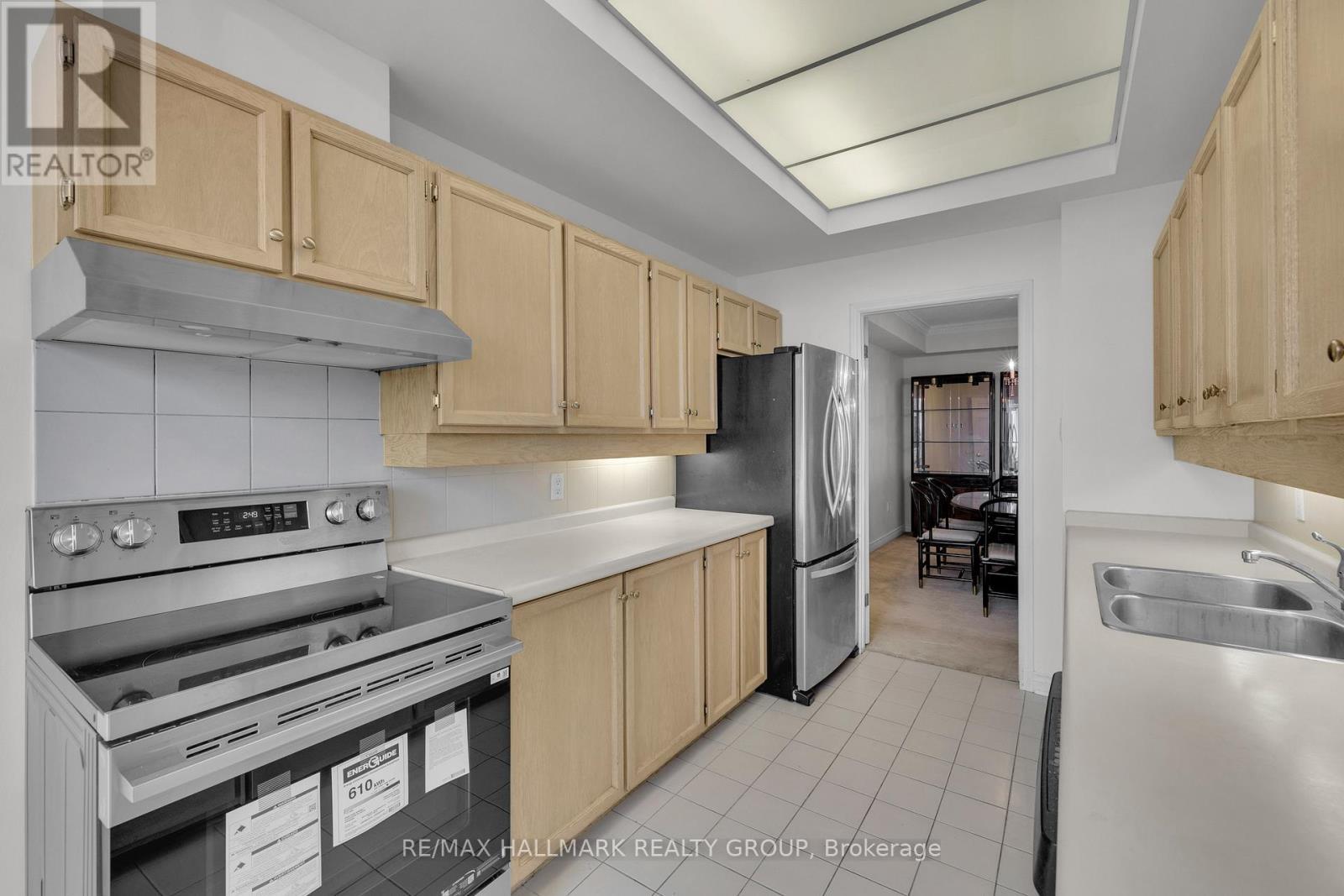 2204 - 1480 Riverside Drive, Ottawa, ON - Indoor Photo Showing Kitchen With Double Sink