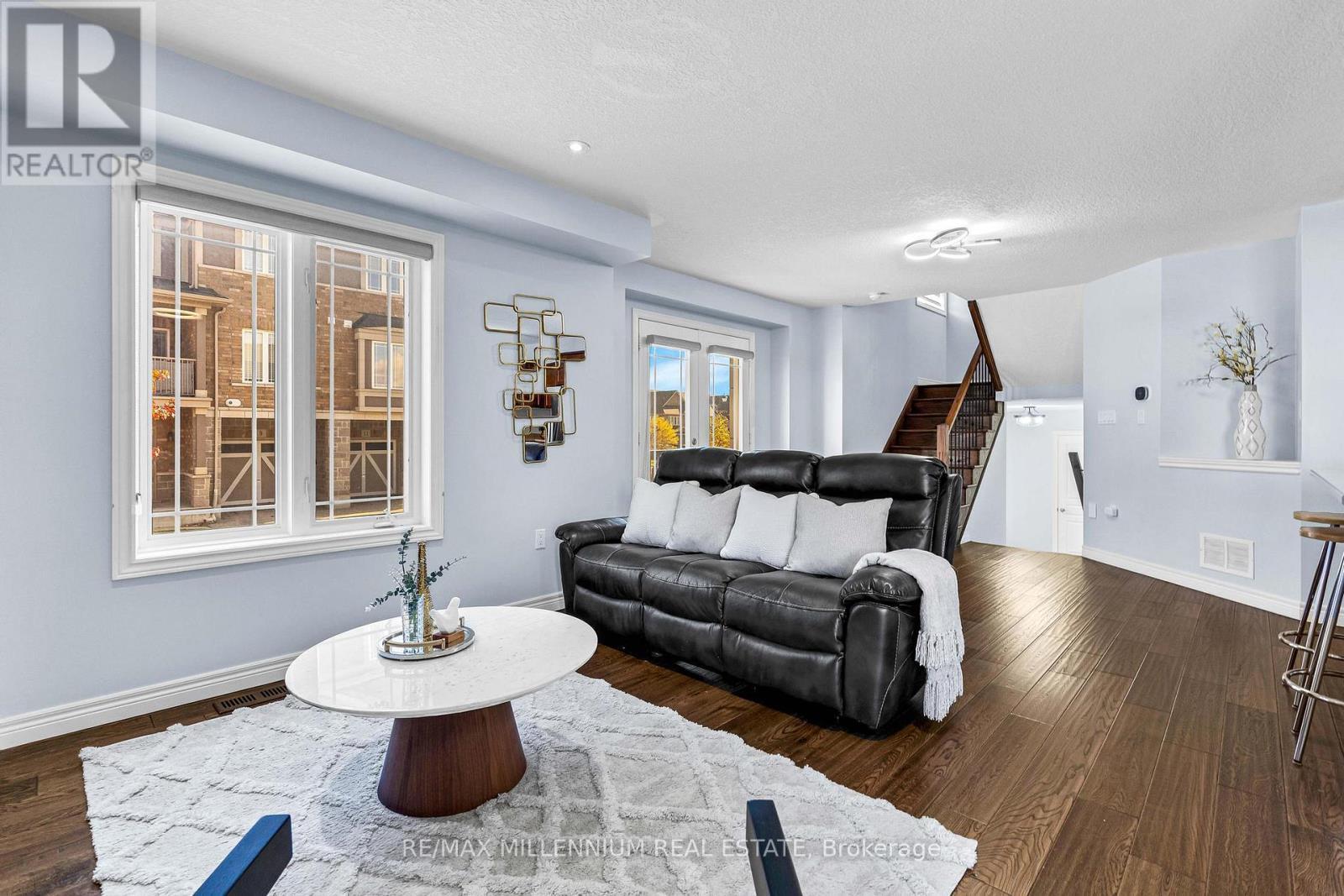 235 Bellagio Avenue, Hamilton, ON - Indoor Photo Showing Living Room