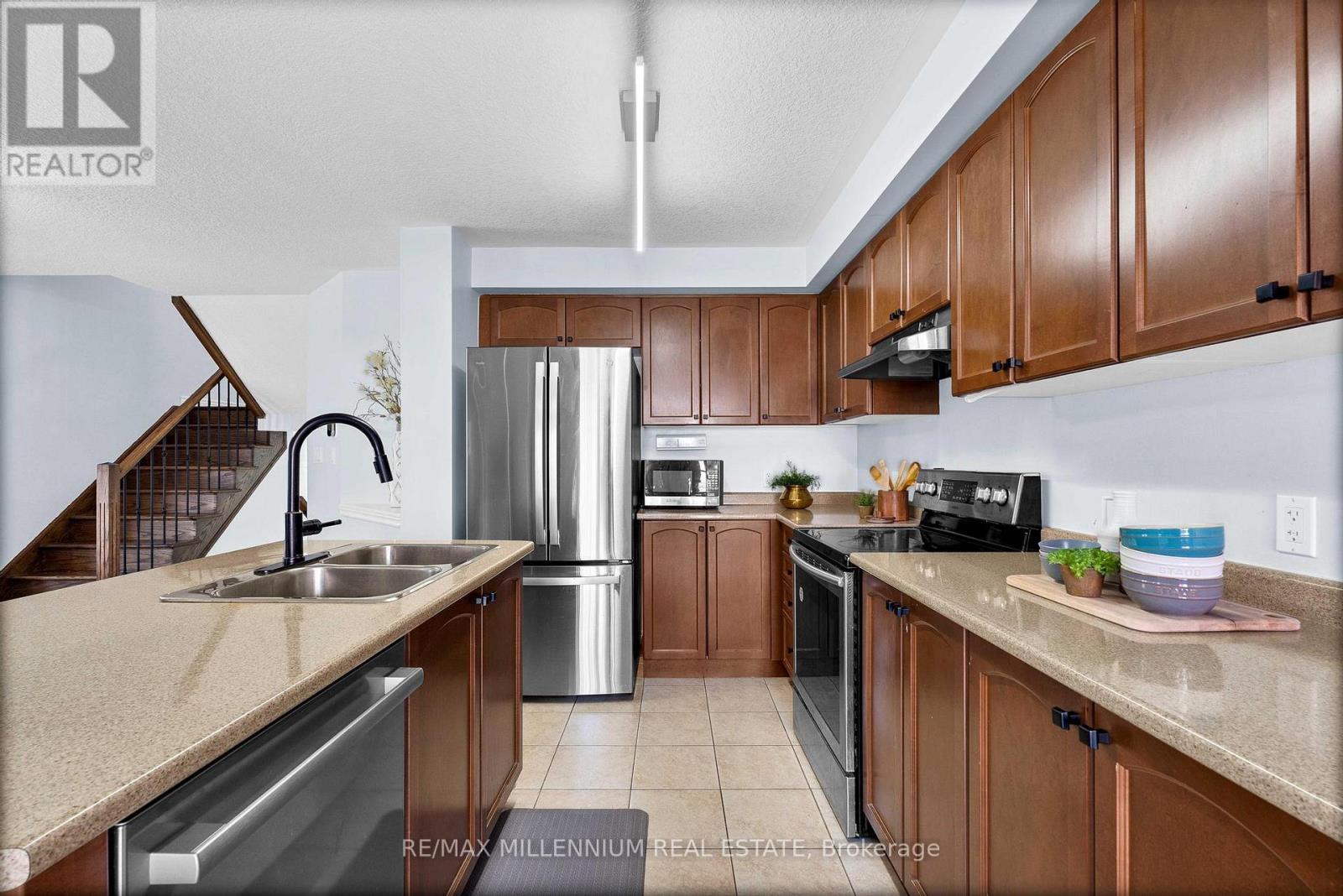 235 Bellagio Avenue, Hamilton, ON - Indoor Photo Showing Kitchen With Stainless Steel Kitchen With Double Sink