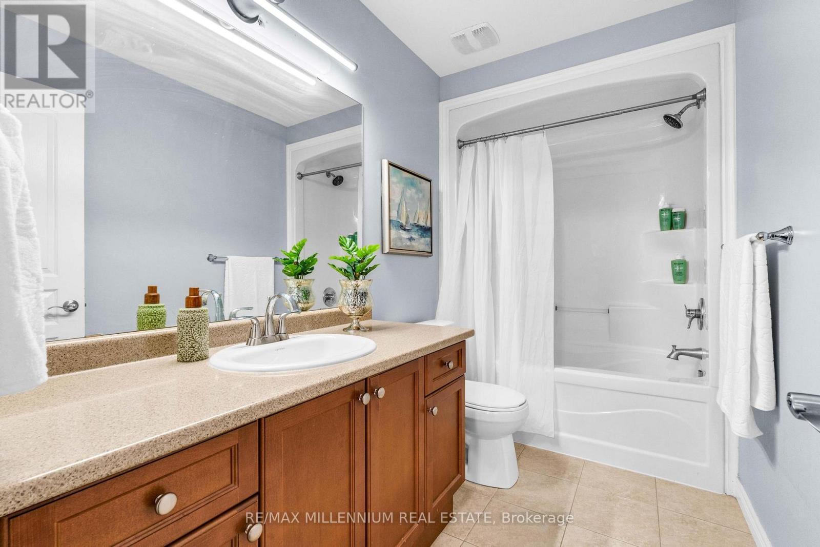 235 Bellagio Avenue, Hamilton, ON - Indoor Photo Showing Bathroom