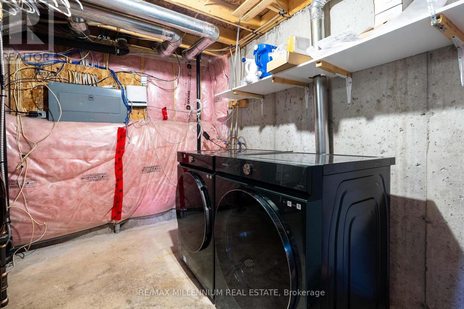 235 Bellagio Avenue, Hamilton, ON - Indoor Photo Showing Laundry Room