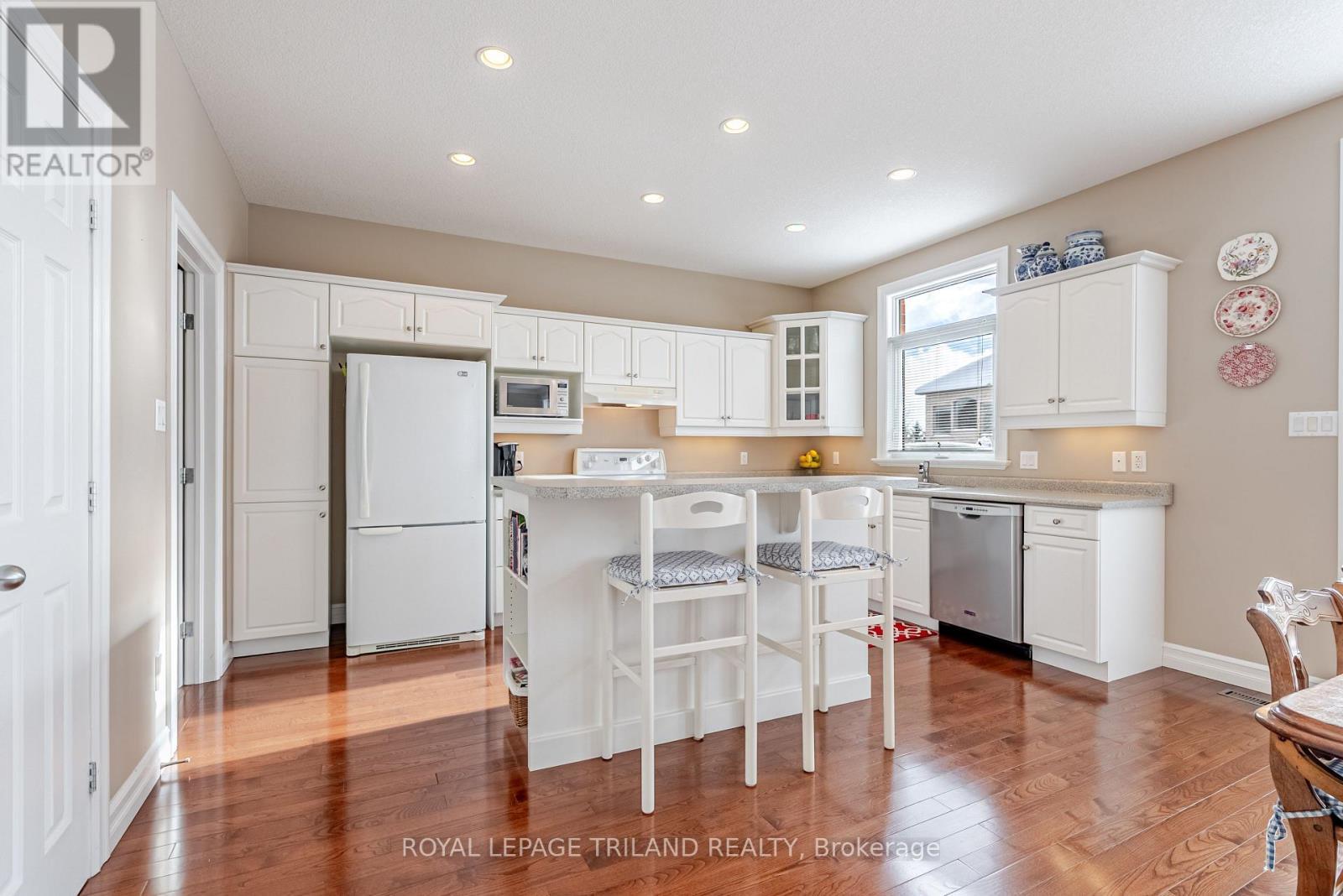 914 Collins Drive N, London South (South L), ON - Indoor Photo Showing Kitchen