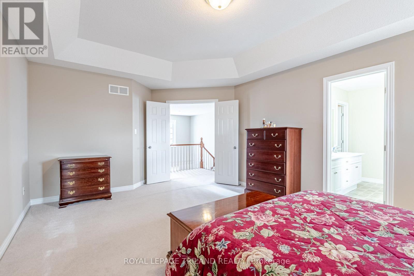 914 Collins Drive N, London South (South L), ON - Indoor Photo Showing Bedroom