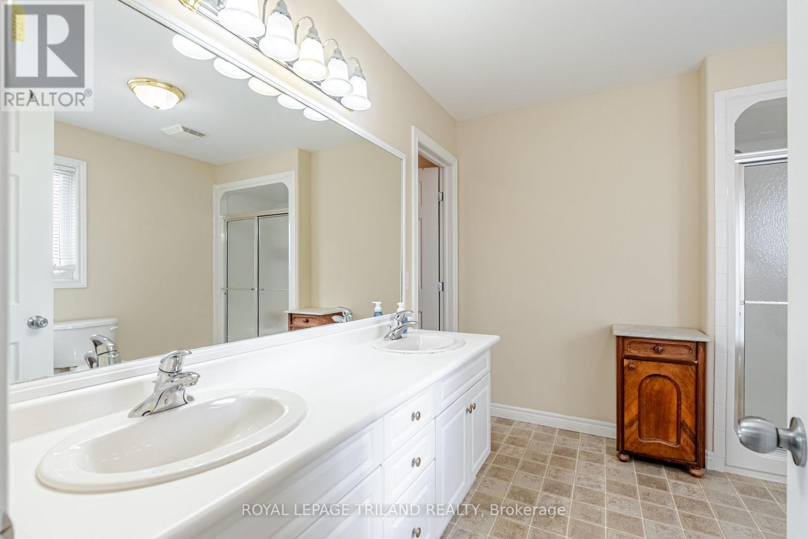 914 Collins Drive N, London South (South L), ON - Indoor Photo Showing Bathroom