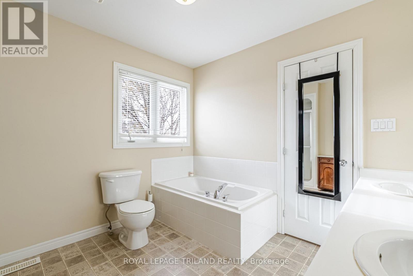 914 Collins Drive N, London South (South L), ON - Indoor Photo Showing Bathroom