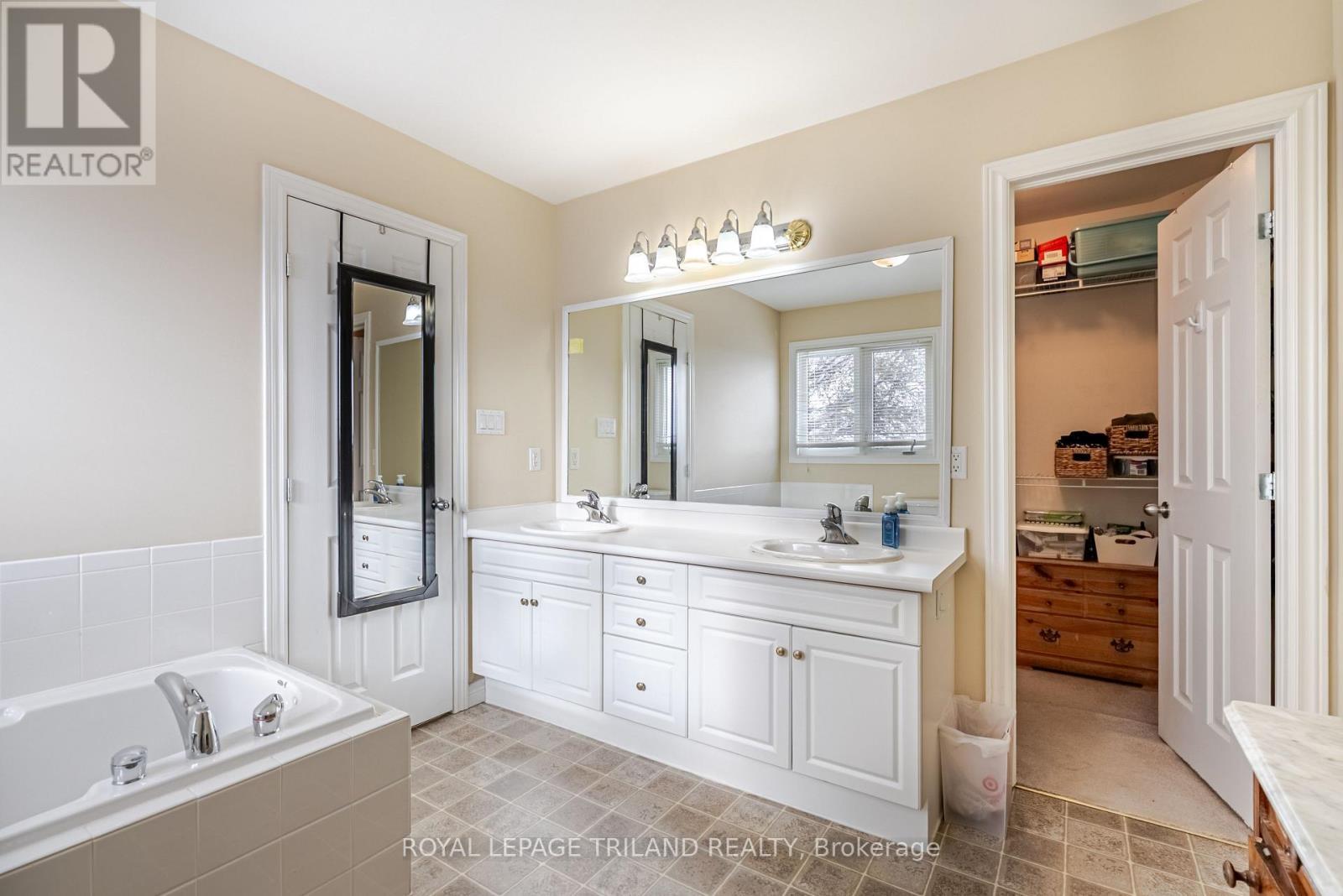914 Collins Drive N, London South (South L), ON - Indoor Photo Showing Bathroom