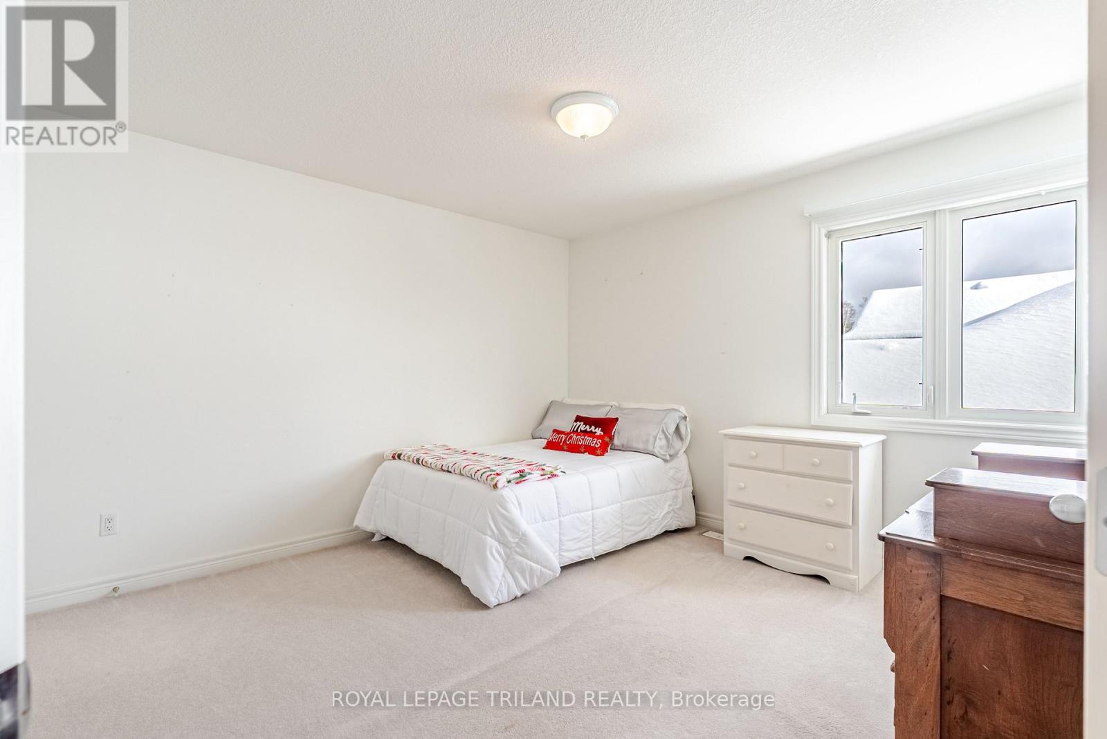 914 Collins Drive N, London South (South L), ON - Indoor Photo Showing Bedroom