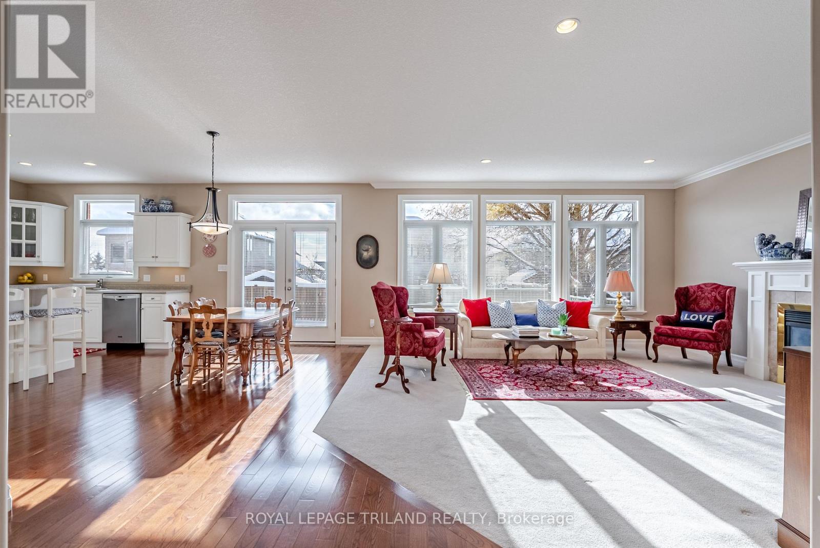 914 Collins Drive N, London South (South L), ON - Indoor Photo Showing Living Room With Fireplace