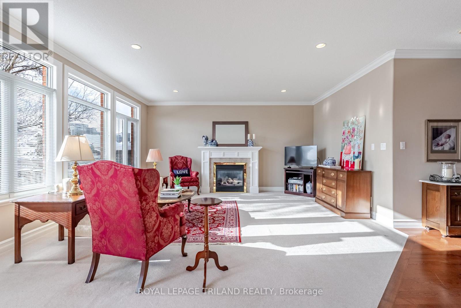 914 Collins Drive N, London South (South L), ON - Indoor Photo Showing Living Room With Fireplace