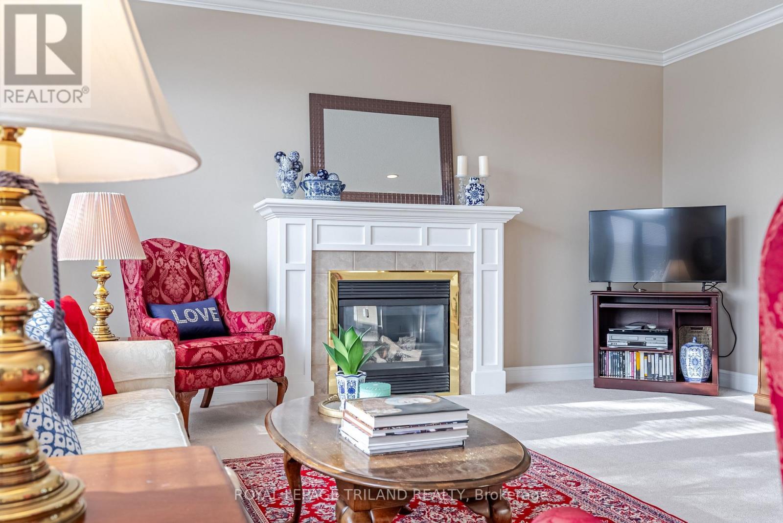 914 Collins Drive N, London South (South L), ON - Indoor Photo Showing Living Room With Fireplace